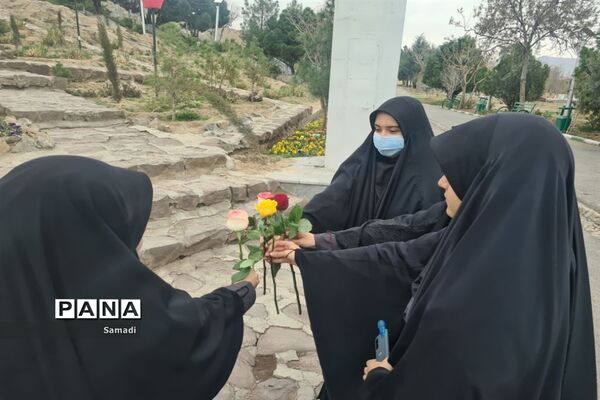 غبارروبی و عطر افشانی گلزار شهدای گمنام توسط دانش‌آموزان