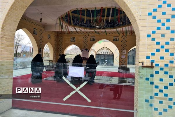 غبارروبی و عطر افشانی گلزار شهدای گمنام توسط دانش‌آموزان