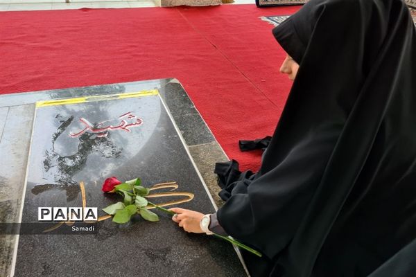 غبارروبی و عطر افشانی گلزار شهدای گمنام توسط دانش‌آموزان