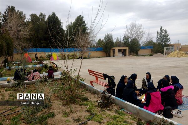برگزاری اردوی درون مدرسه ای و ایجاد روزی با نشاط در دبیرستان متوسطه اول توحید خاتم