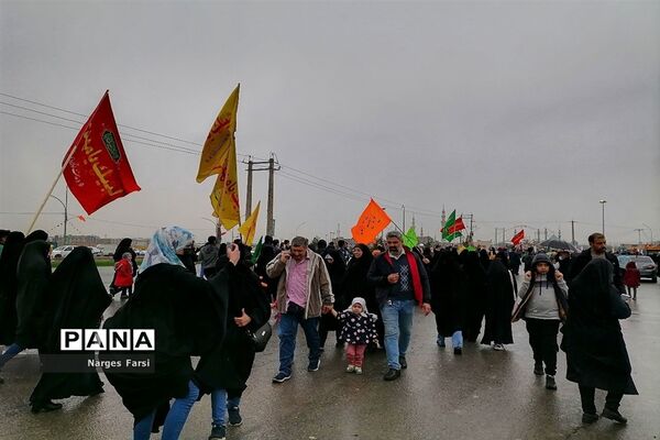اجرای بارانی سرود سلام فرمانده