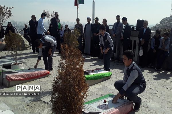 غبارروبی مزار شهدای گمنام در مشهد