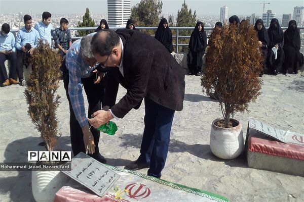 غبارروبی مزار شهدای گمنام در مشهد