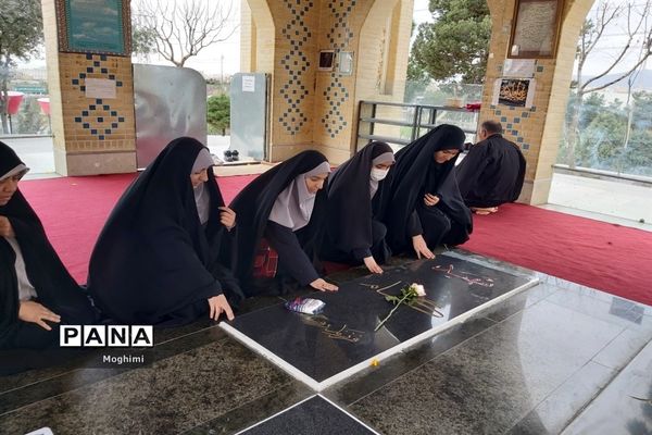 بازدید دانش آموزان منطقه ۱۳ از گلزار شهدای گمنام کوی زینبیه