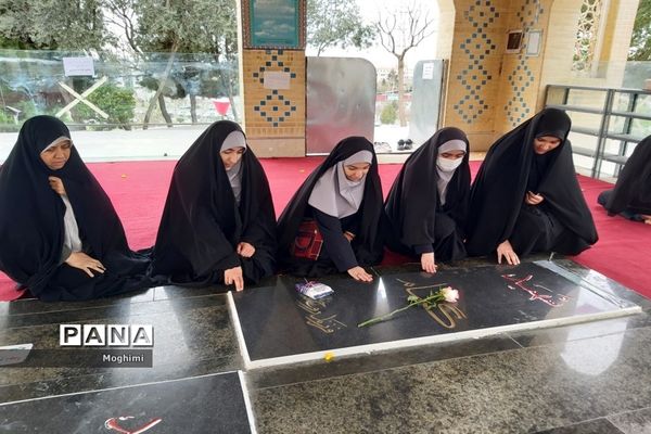 بازدید دانش آموزان منطقه ۱۳ از گلزار شهدای گمنام کوی زینبیه