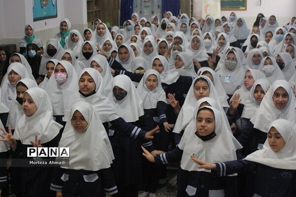 تجلیل از خانواده شهدا در دبستان شاهد لاله‌ها ناحیه یک شهرری