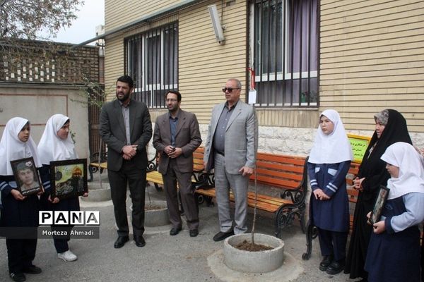تجلیل از خانواده شهدا در دبستان شاهد لاله‌ها ناحیه یک شهرری