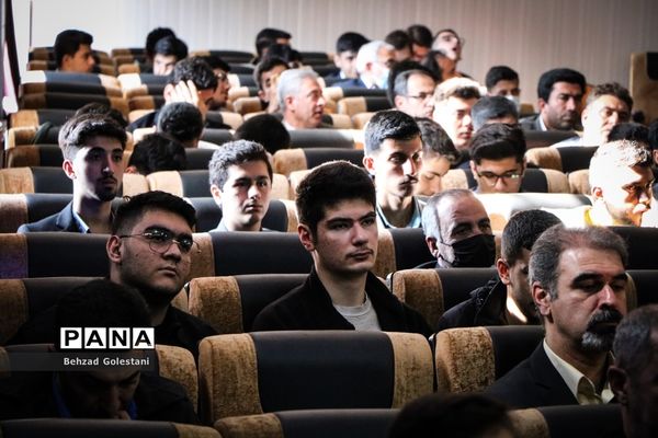 تجلیل از رتبه‌های برتر کنکور 1401 ارومیه