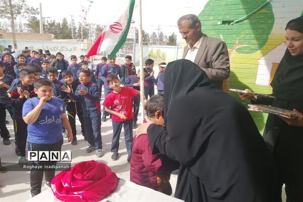 اهدای جوایز به دانش‌آموزان منتخب در مسابقات فرهنگی، هنری، قرآنی، ورزشی و علمی