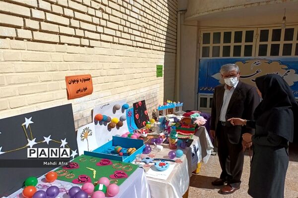 برگزاری بازارچه و نمایشگاه دست سازه‌های دانش‌آموزان دبیرستان دختران ایران