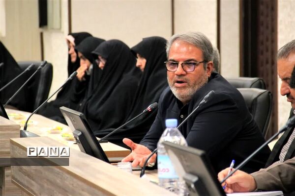 نشست مشترک فرماندار ابرکوه با جمعی از فعالان فرهنگی و گروه‌های مردمی