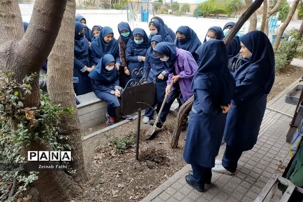 کاشت درخت به مناسبت آغاز بهار در دبیرستان هیات امنایی فیض کاشانی منطقه ۱۴