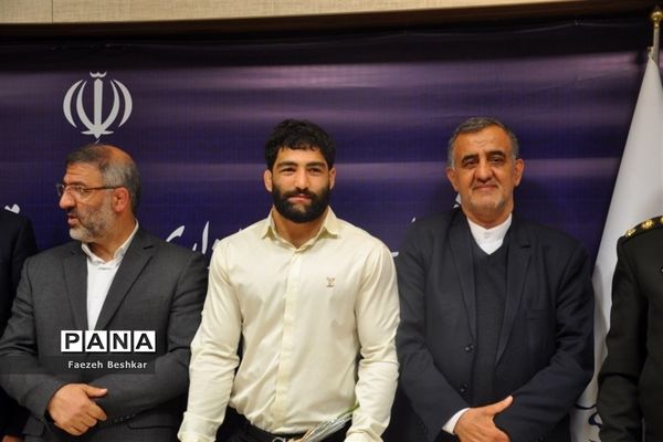 تجلیل و تقدیر از ورزشکاران مدال آور در ساری