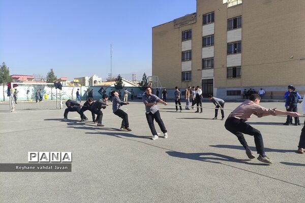 یک روز شاد همراه با معلمان و دانش‌آموزان دبیرستان دارالفنون