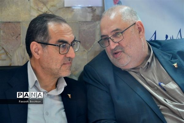 برپایی میز خدمت در مصلی امام خمینی (ره) شهرستان ساری