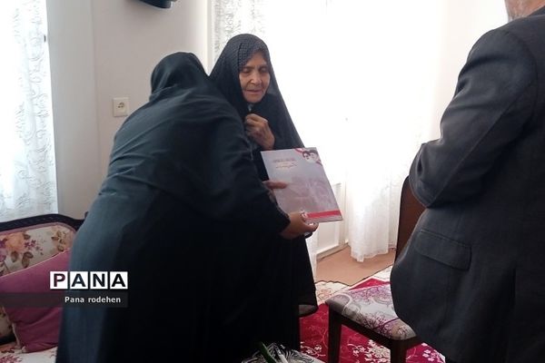 غبارروبی مزار شهدا و دیدار با خانواده شهدا رودهن در آستانه عید نوروز۱۴۰۲