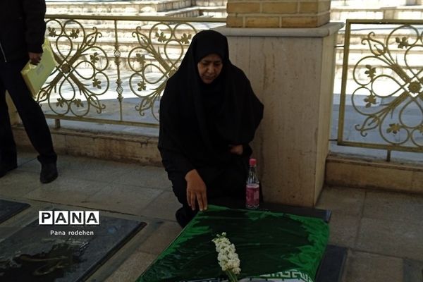 غبارروبی مزار شهدا و دیدار با خانواده شهدا رودهن در آستانه عید نوروز۱۴۰۲