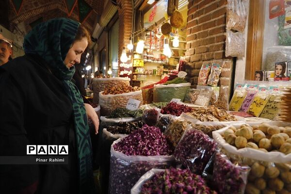 یک قدم مانده به عید در تبریز