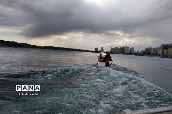 دریاچه چیتگر تهران در آغاز بهار