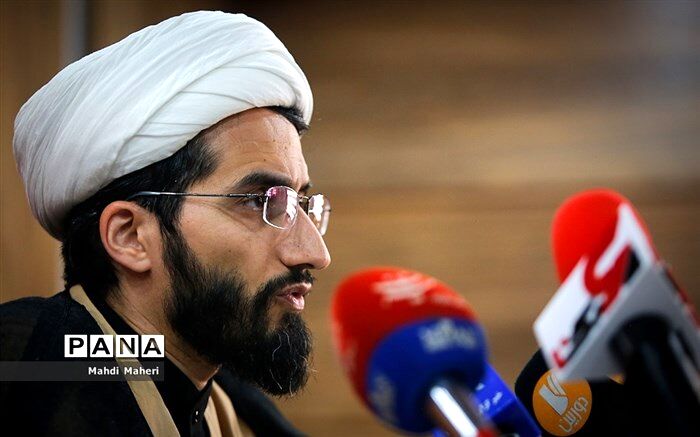 تالیف کتاب‌های فرانسه و آلمانی برای دو پایه تحصیلی‌