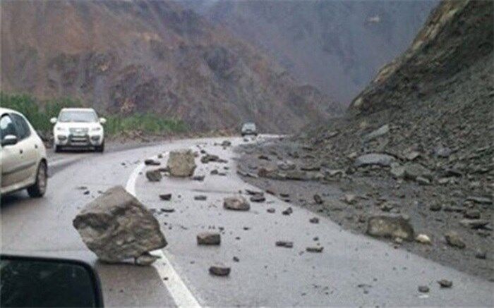 ‌تداوم ریزش سنگ در جاده هراز