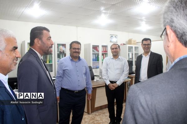 تبریک مدیرکل آموزش و پرورش استان بوشهر به کارکنان در اولین روز کاری سال جدید