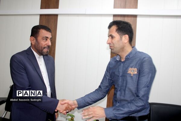 تبریک مدیرکل آموزش و پرورش استان بوشهر به کارکنان در اولین روز کاری سال جدید-2