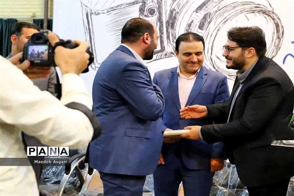 نشست صمیمی اعضای خانه مطبوعات قم