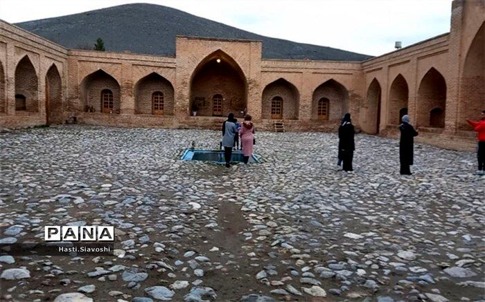سفر به کاروانسرای شاه عباس تویسرکان با دانش‌‌آموز خبرنگار پاکدشتی