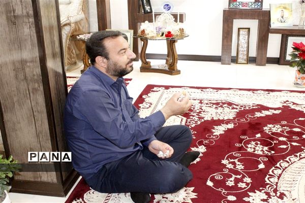 دیدار معاون پرورشی و فرهنگی اداره‌کل آموزش و پرورش و مدیر سازمان دانش‌آموزی استان اصفهان با با خانواده شهید مدافع حرم