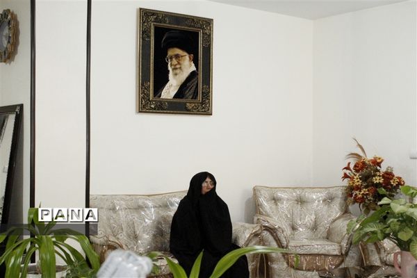 دیدار معاون پرورشی و فرهنگی اداره‌کل آموزش و پرورش و مدیر سازمان دانش‌آموزی استان اصفهان با با خانواده شهید مدافع حرم