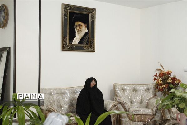 دیدار معاون پرورشی و فرهنگی اداره‌کل آموزش و پرورش و مدیر سازمان دانش‌آموزی استان اصفهان با با خانواده شهید مدافع حرم