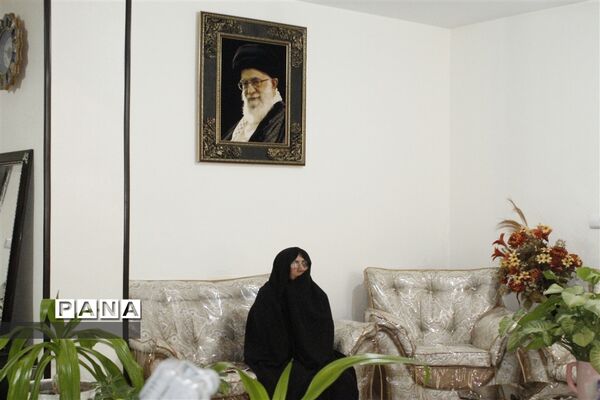 دیدار معاون پرورشی و فرهنگی اداره‌کل آموزش و پرورش و مدیر سازمان دانش‌آموزی استان اصفهان با با خانواده شهید مدافع حرم