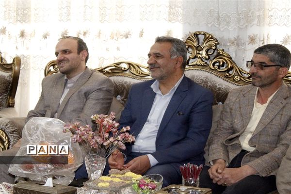 دیدار معاون پرورشی و فرهنگی اداره‌کل آموزش و پرورش و مدیر سازمان دانش‌آموزی استان اصفهان با با خانواده شهید مدافع حرم