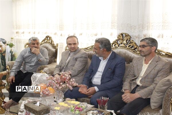 دیدار معاون پرورشی و فرهنگی اداره‌کل آموزش و پرورش و مدیر سازمان دانش‌آموزی استان اصفهان با با خانواده شهید مدافع حرم
