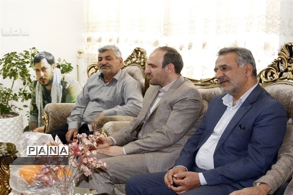دیدار معاون پرورشی و فرهنگی اداره‌کل آموزش و پرورش و مدیر سازمان دانش‌آموزی استان اصفهان با با خانواده شهید مدافع حرم