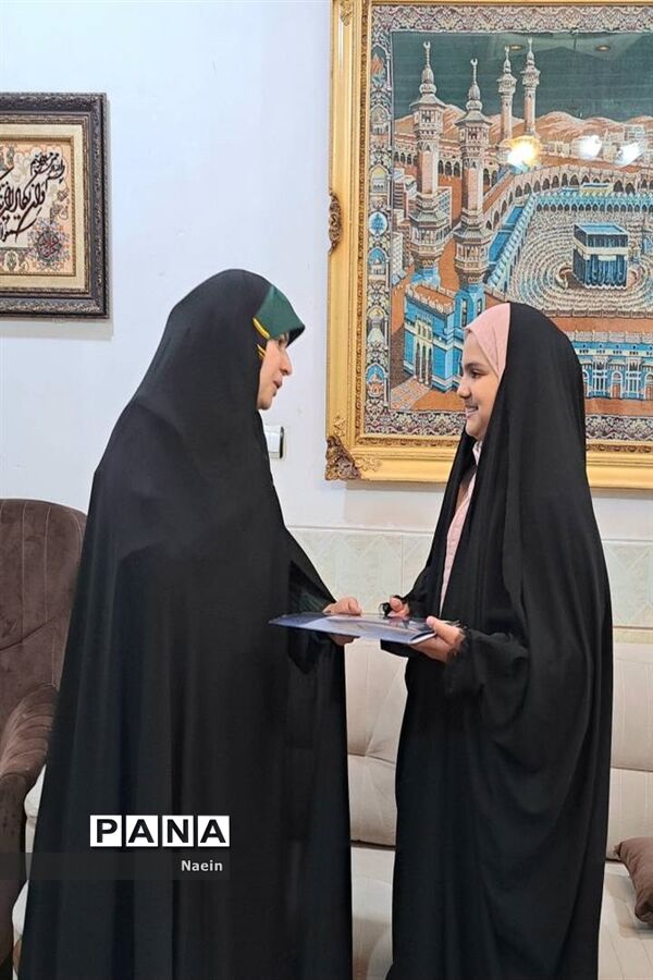 تقدیر نماینده مردم نایین از دانش‌آموز خبرنگار برگزیده در جشنواره کشوری