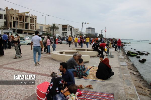 گردشگران نوروزی در ساحل بندر بوشهر