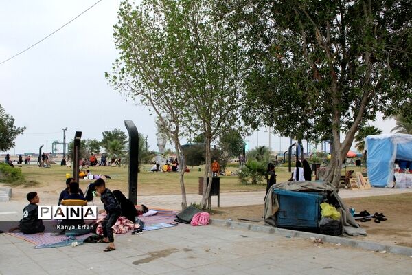 گردشگران نوروزی در ساحل بندر بوشهر