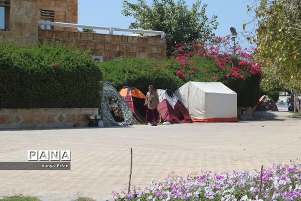 گردشگران نوروزی در ساحل بندر بوشهر