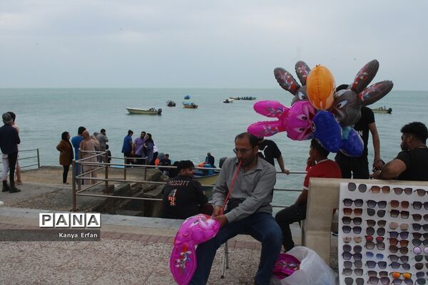 گردشگران نوروزی در ساحل بندر بوشهر