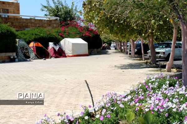 گردشگران نوروزی در ساحل بندر بوشهر