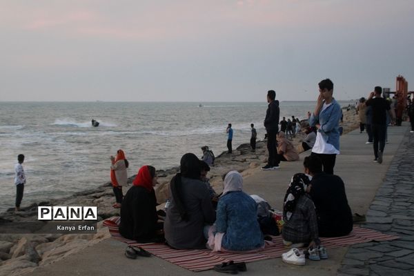 گردشگران نوروزی در ساحل بندر بوشهر