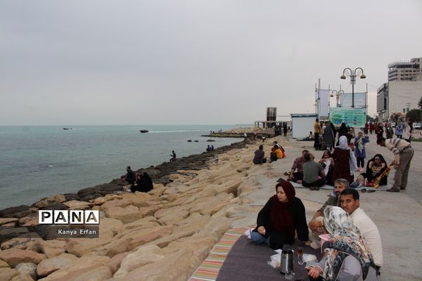 گردشگران نوروزی در ساحل بندر بوشهر
