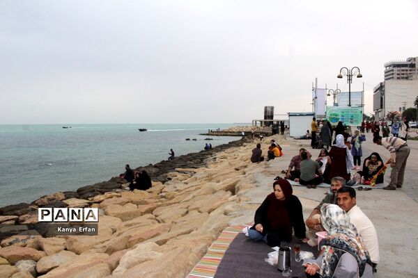 گردشگران نوروزی در ساحل بندر بوشهر