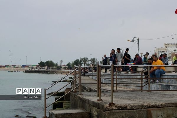 گردشگران نوروزی در ساحل بندر بوشهر