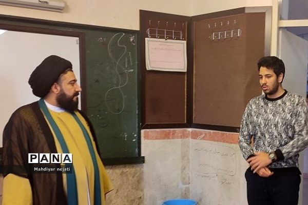 دیدار صمیمی و بصیرتی امام‌جمعه با دانش‌آموزان اردوی مطالعاتی نوروز در دبیرستان شهید بهشتی رودهن