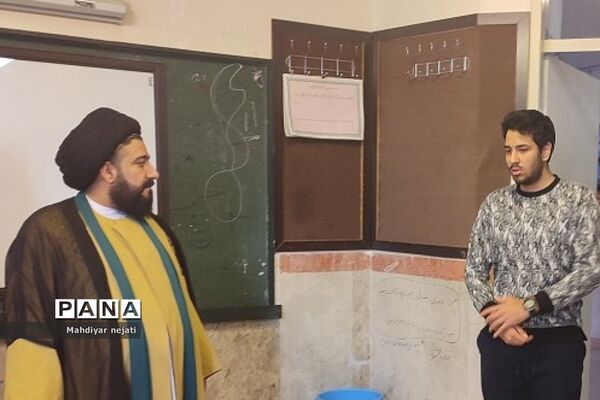 دیدار صمیمی و بصیرتی امام‌جمعه با دانش‌آموزان اردوی مطالعاتی نوروز در دبیرستان شهید بهشتی رودهن