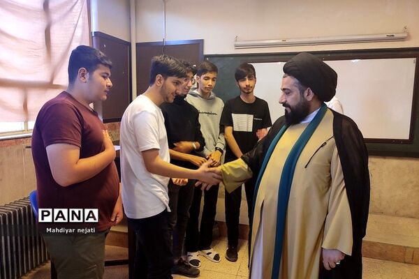 دیدار صمیمی و بصیرتی امام‌جمعه با دانش‌آموزان اردوی مطالعاتی نوروز در دبیرستان شهید بهشتی رودهن