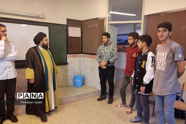 دیدار صمیمی و بصیرتی امام‌جمعه با دانش‌آموزان اردوی مطالعاتی نوروز در دبیرستان شهید بهشتی رودهن